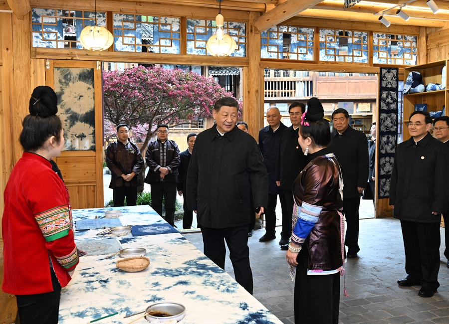 2025年3月17日下午，習近平在黔東南州黎平縣肇興侗寨侗鄉(xiāng)特色產業(yè)基地考察。新華社記者 謝環(huán)馳 攝