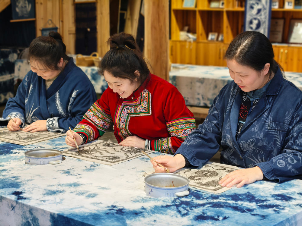 2025年3月14日，村民在肇興侗寨內制作蠟染。圖片來源：新華社