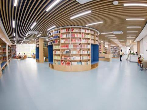 6月20日，歷時200天改造升級的鄧小平圖書館正式對外開放，館內(nèi)嶄新的閱讀環(huán)境、智能化的設(shè)備，為讀者帶來一場別開生面的閱讀之旅。