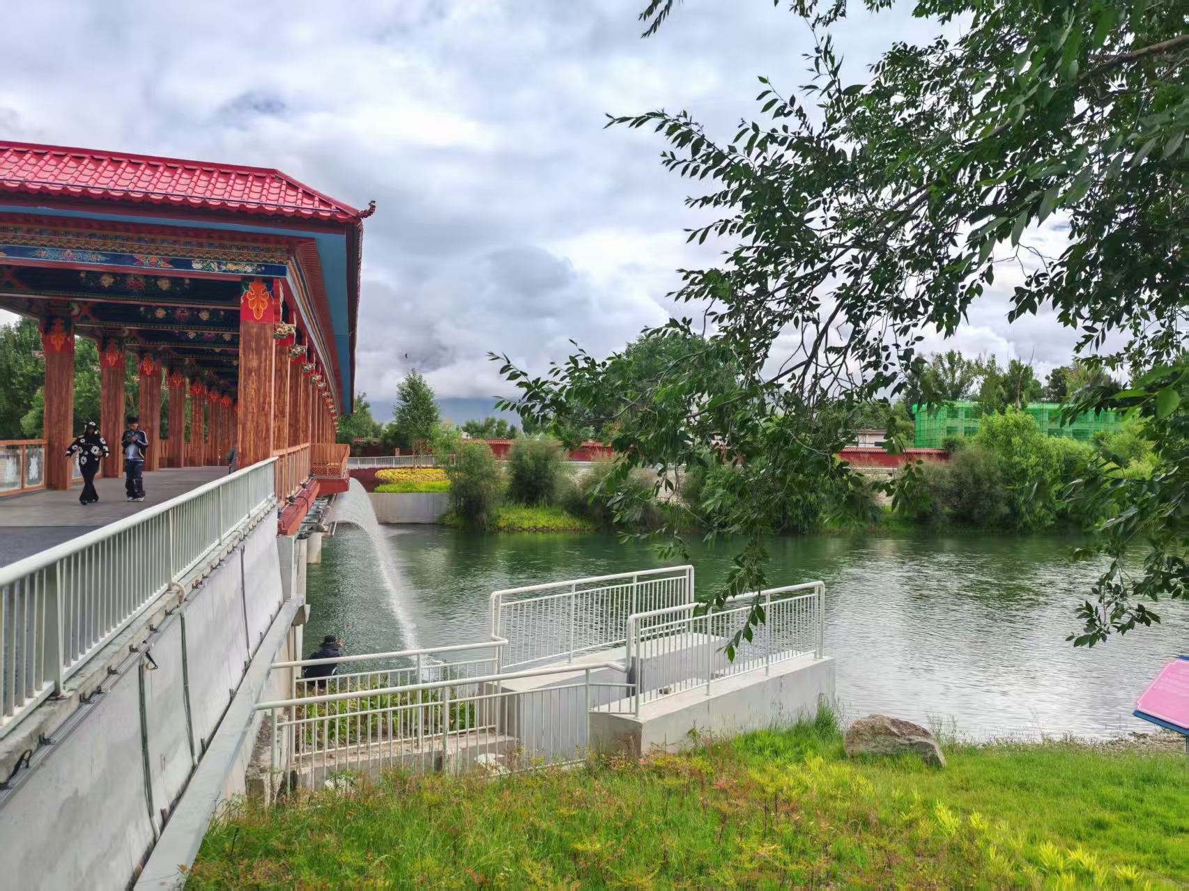 兩島內(nèi)河綠色生態(tài)廊道上的廊橋。人民網(wǎng)記者 王子鋒攝