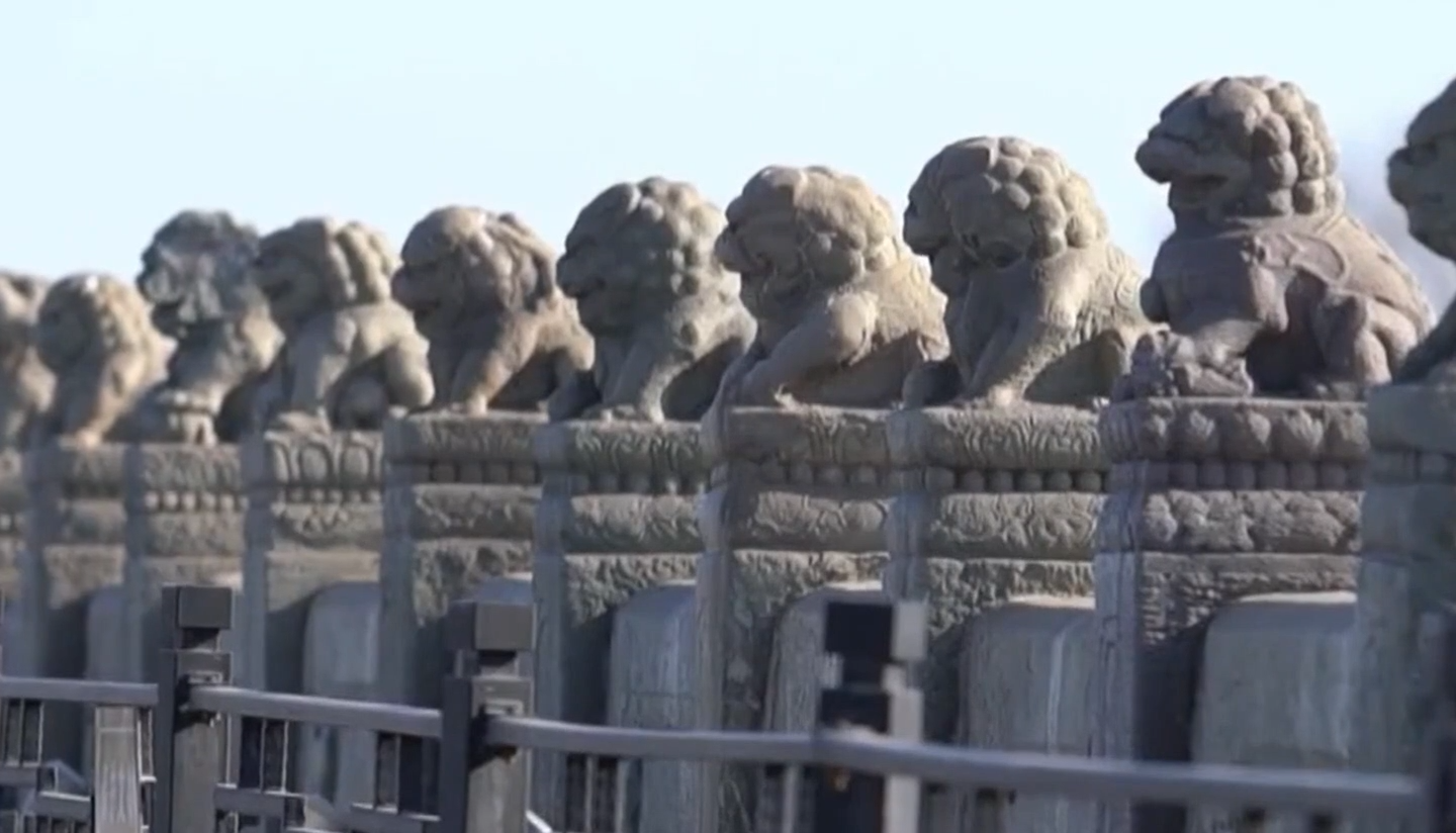 烽火盧溝橋 燭照未來路88年前，盧溝橋畔的一聲槍響，日本侵略者制造了震驚中外的“盧溝橋事變”。以炮轟宛平縣城和進攻盧溝橋為標志，日本軍國主義發(fā)動了全面的侵華戰(zhàn)爭。中國軍民奮起抵抗，浴血抗爭，以巨大犧牲取得了近代以來抗擊外敵入侵的第一次完全勝利。