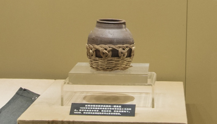 有鹽同咸、無鹽同淡在井岡山革命博物館中，珍藏著一個棕色陶罐，罐內(nèi)至今保存著井岡山斗爭時期的食鹽。這只陶罐就是當時軍民同命運、共患難的歷史見證。