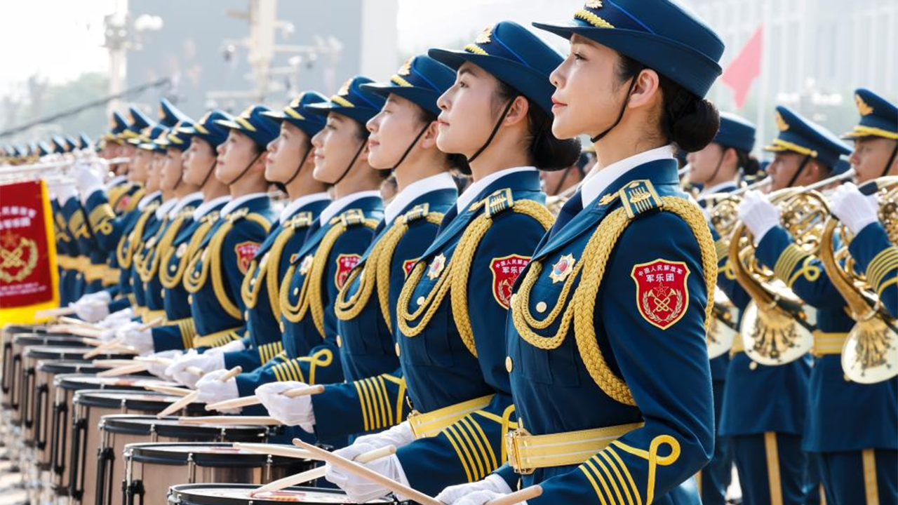 1這是中國(guó)人民解放軍聯(lián)合軍樂(lè)團(tuán)在演奏。