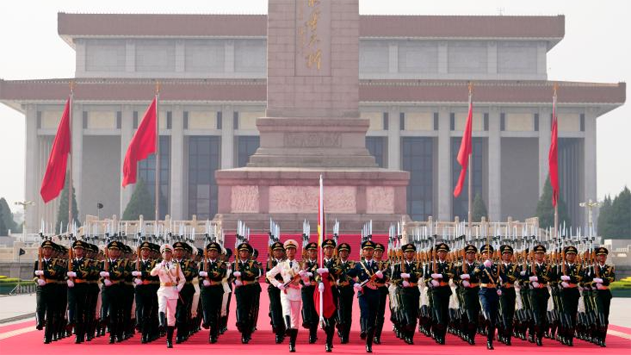 4這是國(guó)旗護(hù)衛(wèi)隊(duì)從人民英雄紀(jì)念碑基座出發(fā)，走向旗桿基座。
