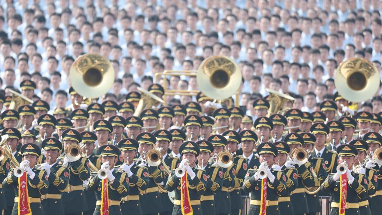 2-25中國(guó)人民解放軍聯(lián)合軍樂(lè)團(tuán)在演奏。