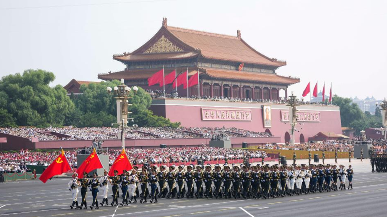 4-12中國(guó)人民解放軍儀仗方隊(duì)接受檢閱。
