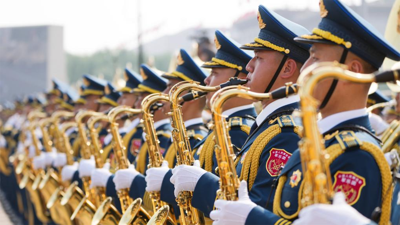 7-1中國(guó)人民解放軍聯(lián)合軍樂(lè)團(tuán)在演奏。