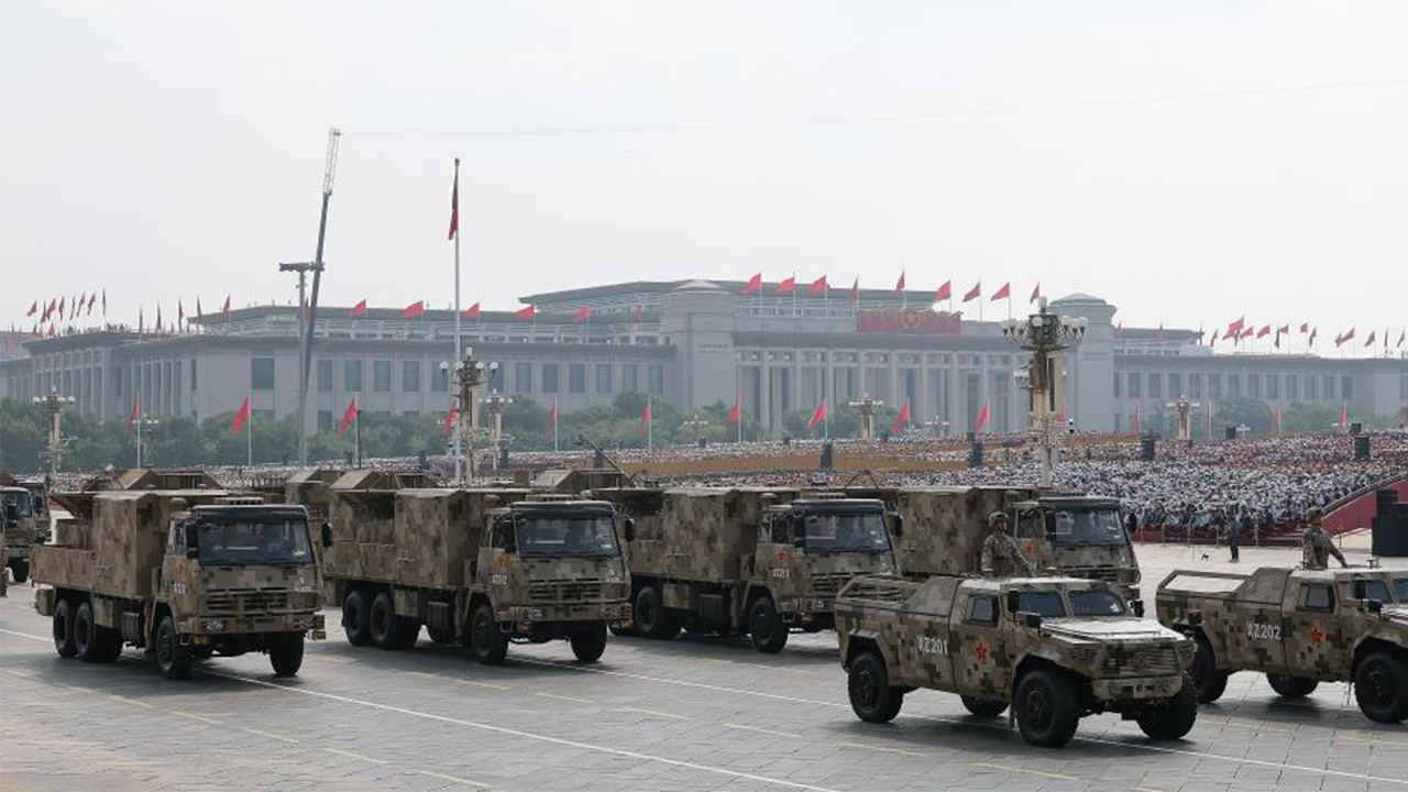 7-46電子對(duì)抗方隊(duì)接受檢閱