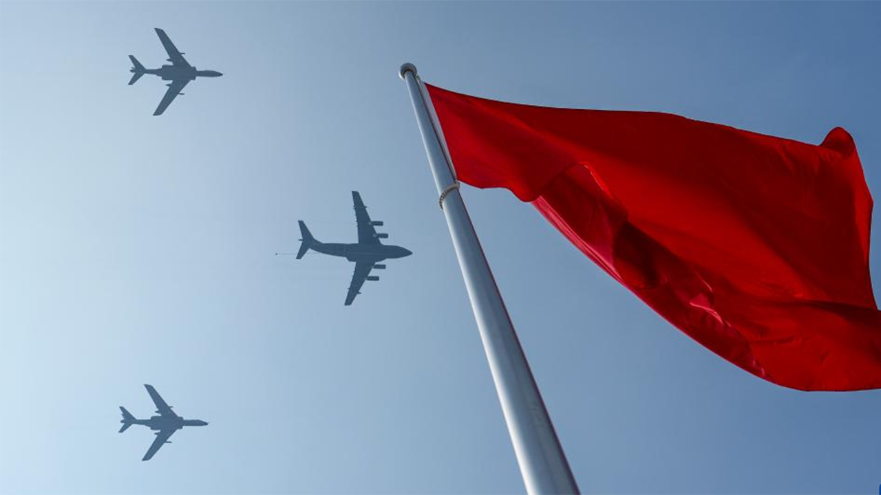 6-38加受油機(jī)梯隊(duì)通過(guò)天安門(mén)廣場(chǎng)