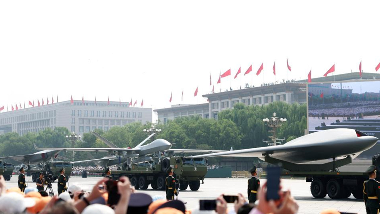 7-9空中無(wú)人作戰(zhàn)方隊(duì)接受檢閱