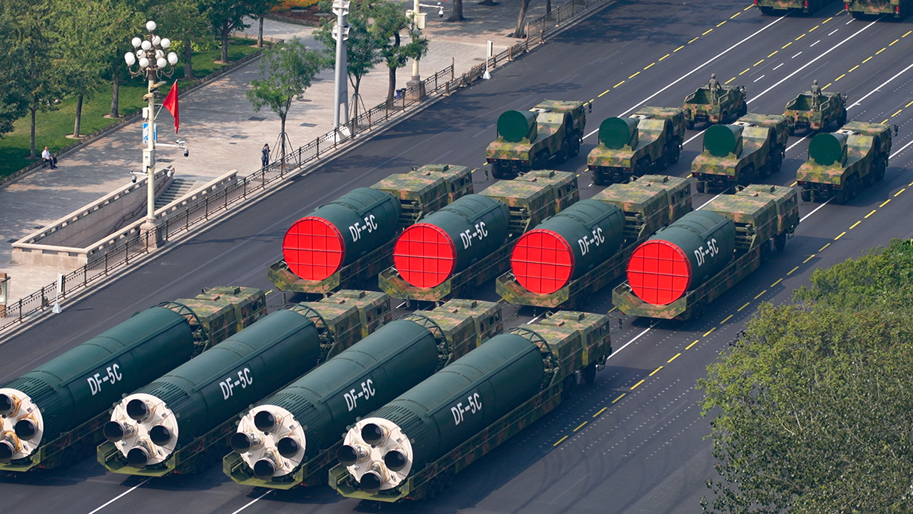 12臺(tái)大型導(dǎo)彈運(yùn)輸車(chē)載著“東風(fēng)-5C”液體洲際戰(zhàn)略核導(dǎo)彈浩蕩而來(lái)。