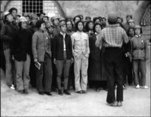 博斯哈德拍攝的畫面：魯迅藝術學院的學員們高聲合唱《義勇軍進行曲》