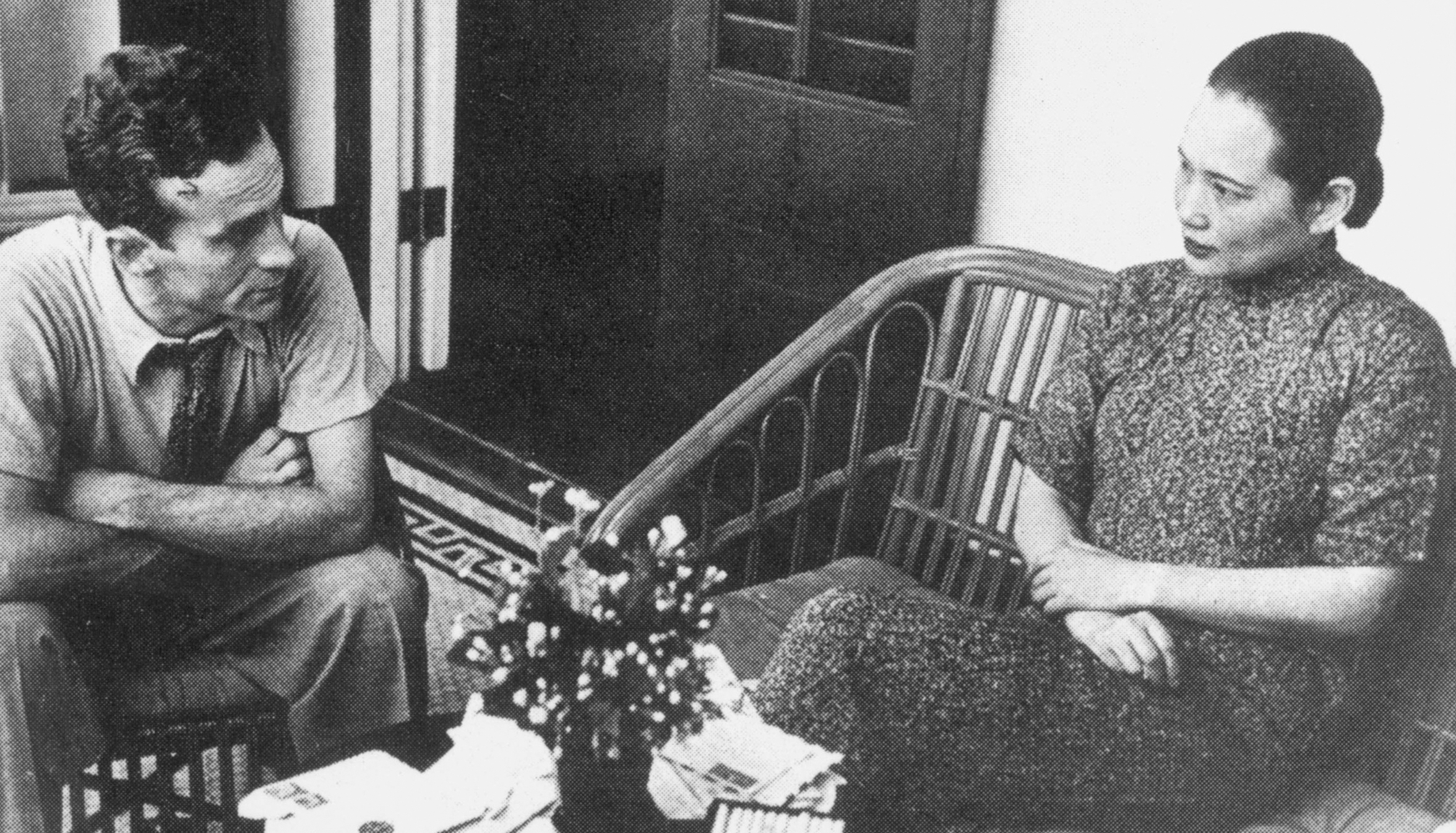 “中國共產(chǎn)黨人是用特殊材料制成的”1936年6月，埃德加·斯諾到達陝甘寧蘇區(qū)，成為第一個訪問紅色中國的西方新聞記者。他將自己在陝甘寧蘇區(qū)的見聞寫成《紅星照耀中國》（中譯名《西行漫記》），1937年10月后相繼在英美出版發(fā)行，打破了國民黨對蘇區(qū)的新聞封鎖，中共在抗戰(zhàn)中的巨大潛能和作用開始引起西方世界的廣泛關注。