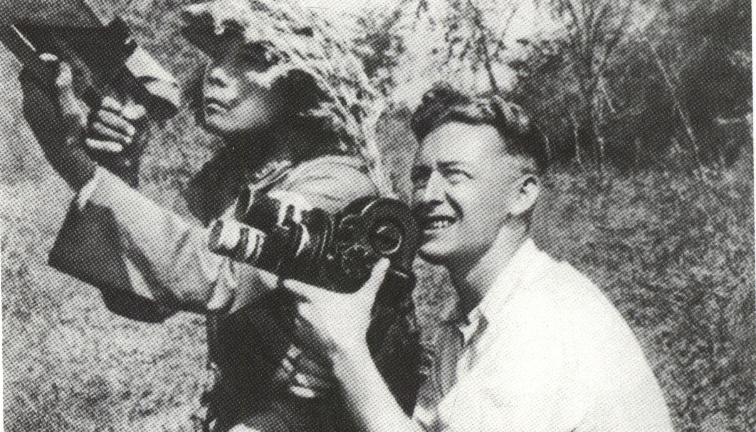 “中國在戰(zhàn)斗”在《西行漫記——外國記者眼中的中國共產(chǎn)黨人》檔案圖片展覽中，有一位來自蘇聯(lián)的紀錄片攝影師羅曼·卡爾曼，他曾在中國全民族抗戰(zhàn)爆發(fā)初期深入中國戰(zhàn)場，拍攝了大量珍貴影像，記錄了中國軍民頑強不屈的英勇斗爭。