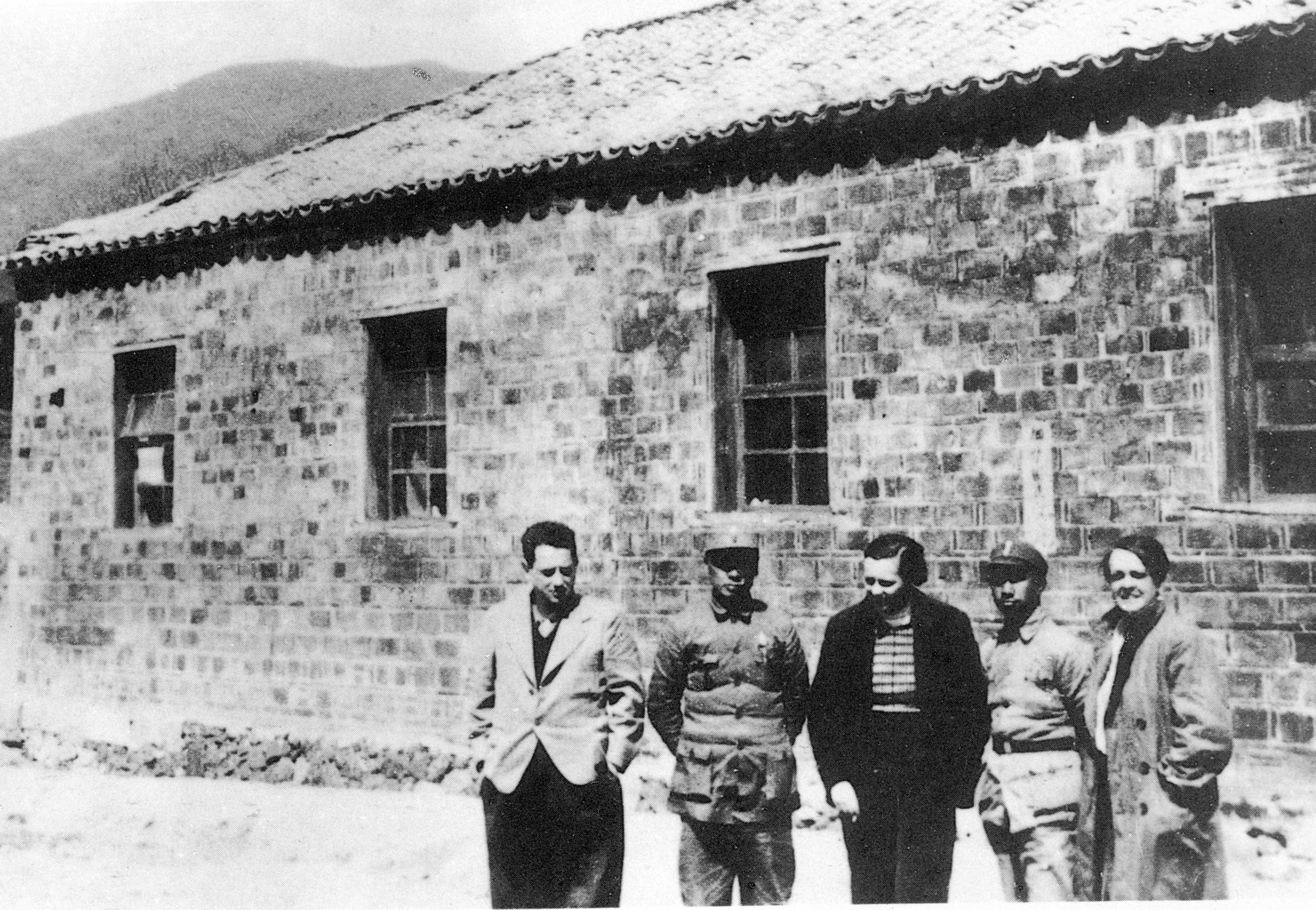 漢斯·希伯（左一）與新四軍第一支隊(duì)司令員陳毅（左二）、第二支隊(duì)副司令員粟裕（右二）、史沫特萊（右一）、加拿大護(hù)士瓊·尤恩（右三）在皖南涇縣云嶺合影。