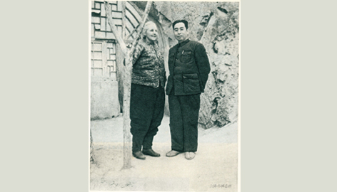 “八路軍獲得了力量和聲望”安娜·路易斯·斯特朗，美國著名的進步記者與作家。她一生六次訪華，幾乎都在中國革命的重要時刻?？箲?zhàn)期間，她深入前線，如實報道中共領導的人民軍隊英勇作戰(zhàn)、抵御外侮的偉大奮斗歷程。她撰寫的《毛澤東的思想》一文，系統(tǒng)介紹了馬克思主義中國化的偉大理論成果，幫助世界更準確理解中國革命的方向與內(nèi)涵。