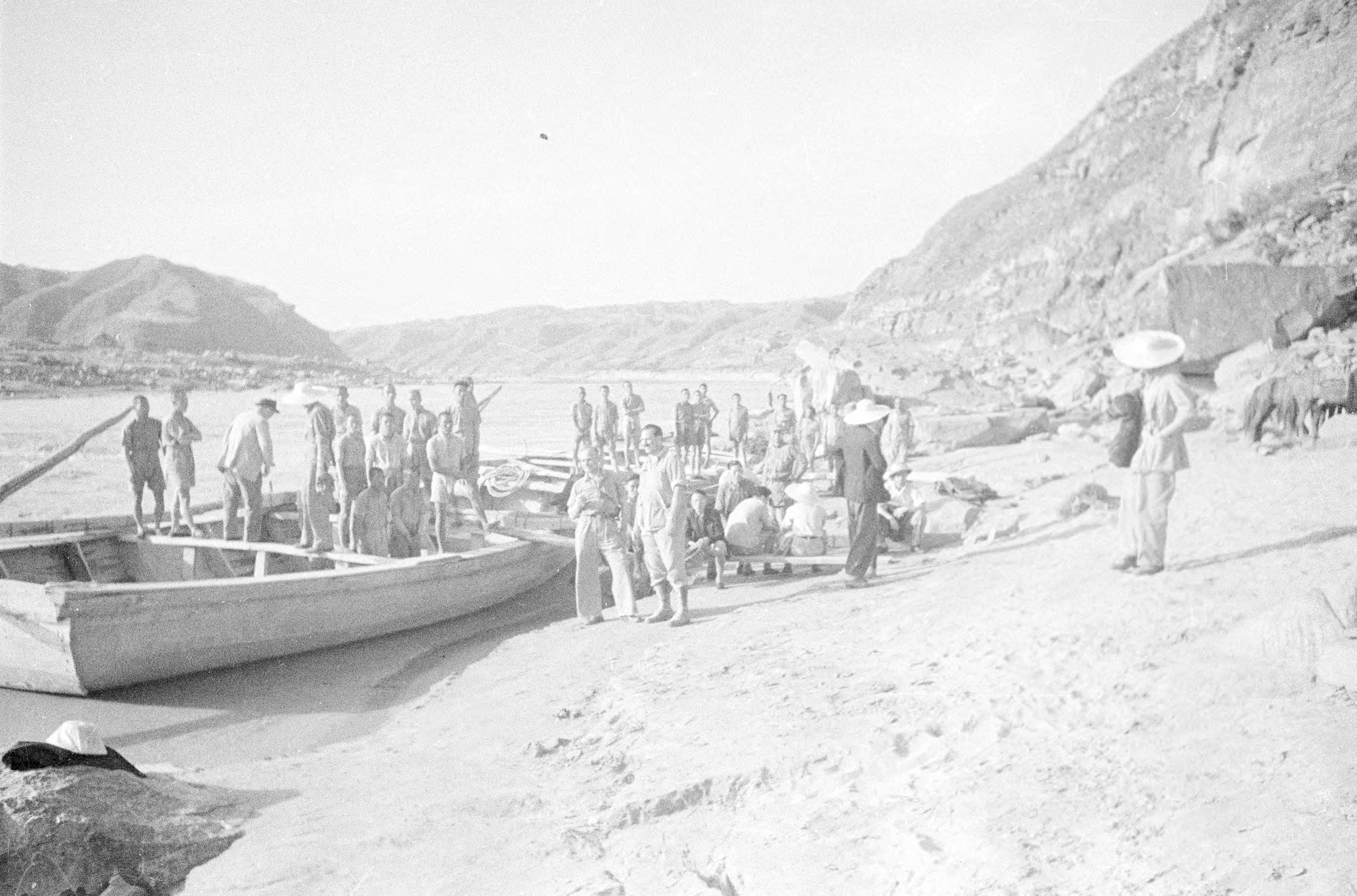 1944年5月31日，記者團(tuán)一行準(zhǔn)備乘船西渡黃河。