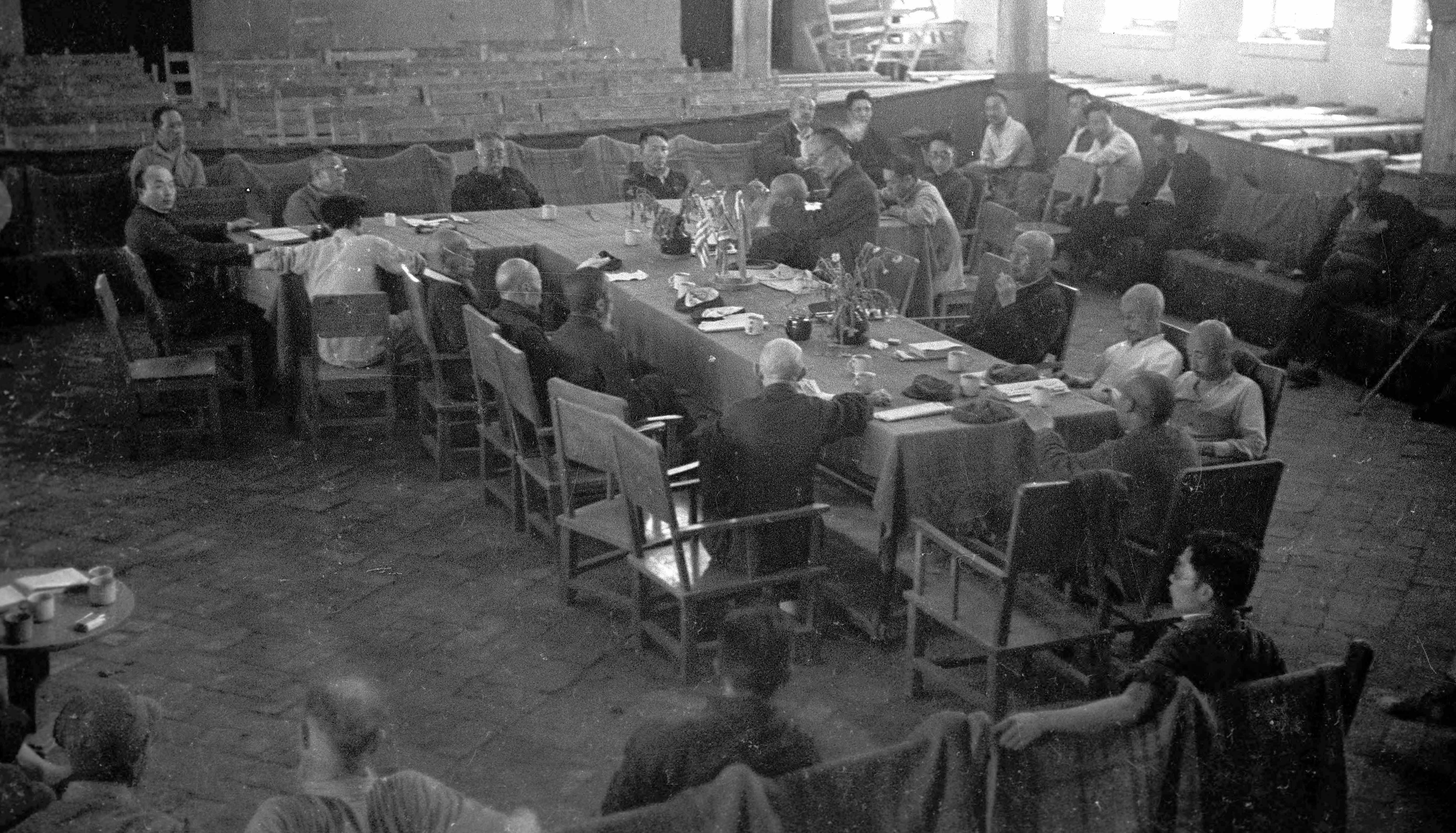 “中共黨員的作用無處不在”1944年夏，斯坦因與毛澤東在延安楊家?guī)X的窯洞中，展開了一場長達12小時的深度對話。談話中，毛澤東深刻剖析了中國新民主主義革命的現(xiàn)狀與未來，傳遞出中國共產(chǎn)黨為民族獨立、人民解放不懈奮斗的堅定信念與歷史擔當。斯坦因由此清晰認識到，中國共產(chǎn)黨真心實意為人民，這正是“8600萬人民隨著他的道路前進”的動力之源。