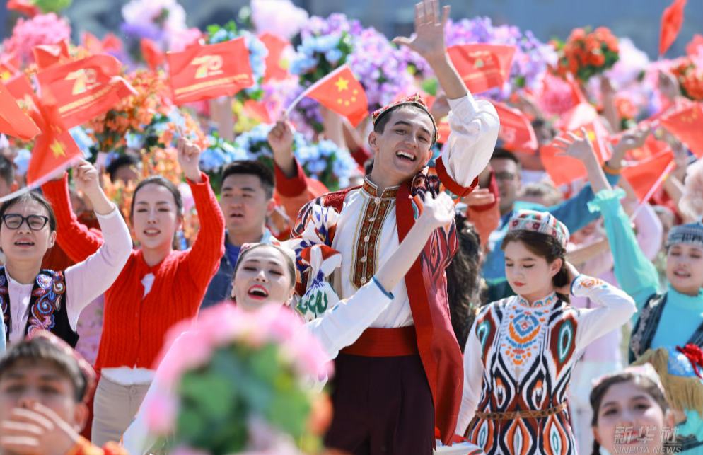 新疆各族群眾熱烈歡迎習(xí)近平總書記