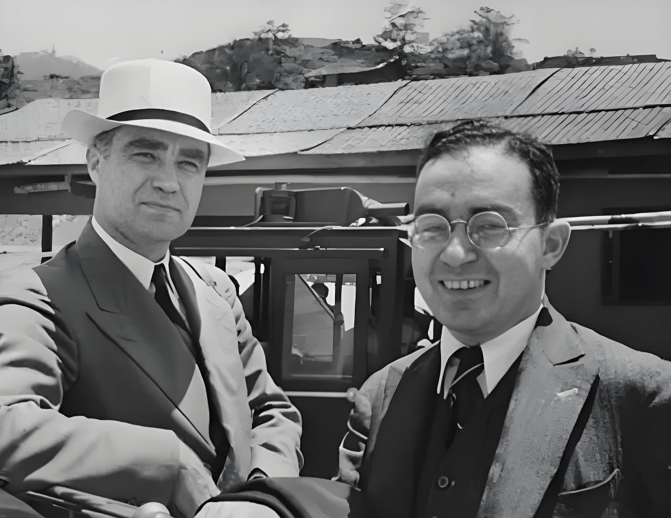 白修德（右）和《時代》雜志出版人亨利·盧斯合影