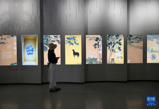 觀眾在故宮大高玄殿數字館參觀“騰躍古今——馬文化數字藝術展”。新華社記者 金良快攝