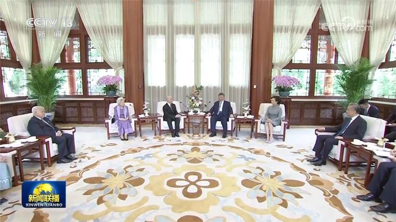 習(xí)近平夫婦會(huì)見(jiàn)柬埔寨國(guó)王和太后