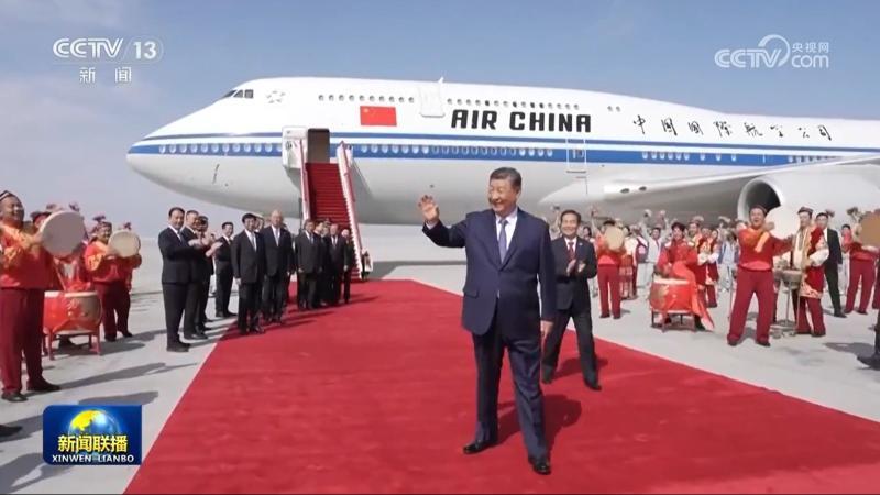 習(xí)近平率中央代表團抵達(dá)烏魯木齊出席新疆維吾爾自治區(qū)成立70周年慶?；顒? ><br><center><font color='#000000'>習(xí)近平率中央代表團抵達(dá)烏魯木齊出席新疆維吾爾自治區(qū)成立70周年慶?；顒?/font></center></div>
                <!--結(jié)束正文圖-->
                <div   id=