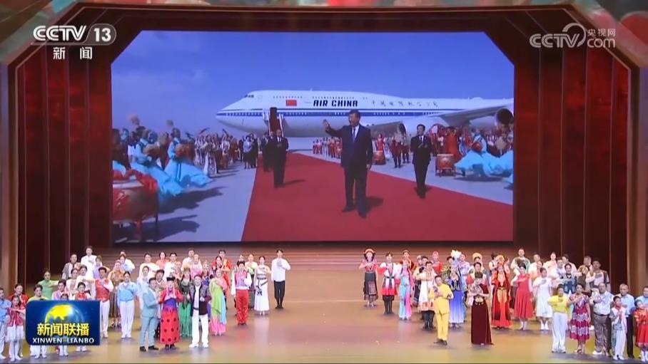 習(xí)近平觀看慶祝新疆維吾爾自治區(qū)成立70周年文藝晚會《美麗新疆》