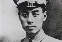 　　1924年周恩來回國，同年11月?lián)螄矁牲h合作創(chuàng)辦的黃埔軍校政治部主任。在黃埔軍校期間，創(chuàng)造性地開展工作，他建立的軍隊政治工作制度，為培養(yǎng)國共兩黨軍事人才，保証兩次東征和北伐的勝利發(fā)揮了重大作用。圖為：擔任黃埔軍校政治部主任的周恩來