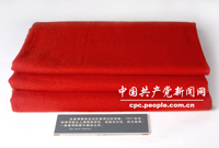 　　這條毛毯是周恩來在白區(qū)使用過的，1931年冬天，他將毛毯從上海帶到蘇區(qū)，后經(jīng)過長征、抗日戰(zhàn)爭、解放戰(zhàn)爭，一直使用到新中國成立后。為減少磨損，鄧穎超親自為毛毯縫了布邊。圖為：周恩來在白區(qū)用過的毛毯