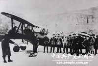 　　1936年12月12日，西安事變爆發(fā)。在民族危亡的關(guān)鍵時刻，周恩來根據(jù)黨中央的既定方針，前往西安，在極端復雜而艱難的環(huán)境中推動西安事變和平解決，促成了國共合作、團結(jié)抗日的新局面。圖為： 周恩來從西安回延安時毛澤東等到機場迎接