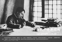 　　毛澤東在延安窯洞中勤奮思考，著書(shū)立說(shuō)，筆耕不輟，寫(xiě)作大量文章，其中就包括1938年5月26日至6月3日毛澤東在延安抗日戰(zhàn)爭(zhēng)研究會(huì)發(fā)表的著名講演《論持久戰(zhàn)》。文中所述完全為抗日戰(zhàn)爭(zhēng)的發(fā)展歷程所証實(shí)。圖為：毛澤東在延安窯洞寫(xiě)作