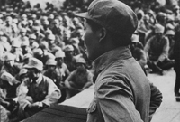 　　1937年7月抗日戰(zhàn)爭(zhēng)全面爆發(fā)后，大批知識(shí)分子和有為青年紛紛投奔延安。黨中央和毛澤東非常重視對(duì)干部和知識(shí)分子的培養(yǎng)和教育工作，先后在延安建立了中央黨校、抗日軍政大學(xué)、馬列主義學(xué)院、陝北公學(xué)、延安女子學(xué)院、魯迅藝術(shù)學(xué)院等。圖為：毛澤東為抗大第四期學(xué)員講課
