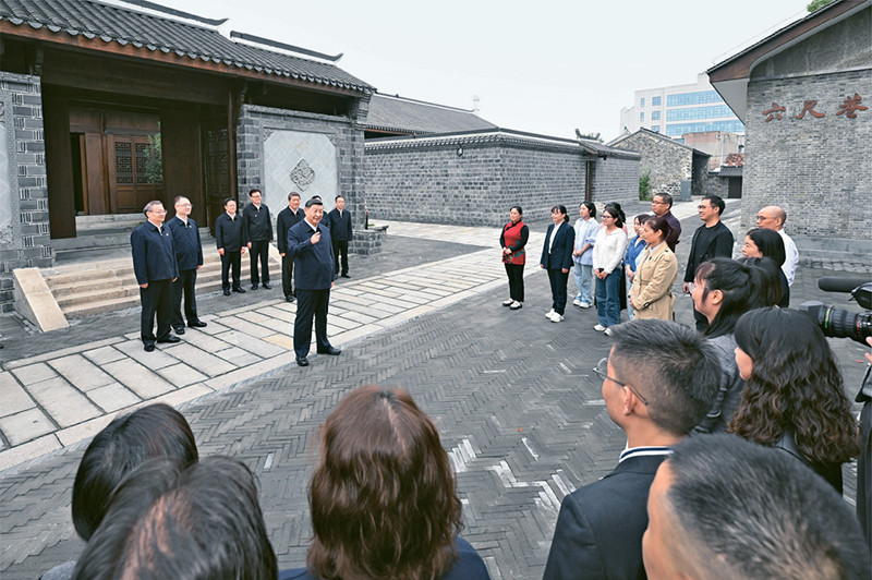 2024年10月17日至18日，中共中央總書(shū)記、國(guó)家主席、中央軍委主席習(xí)近平在安徽考察。這是17日下午，習(xí)近平在安慶桐城市六尺巷考察時(shí)，同當(dāng)?shù)鼐用窈陀慰陀H切交流。 新華社記者 申宏/攝