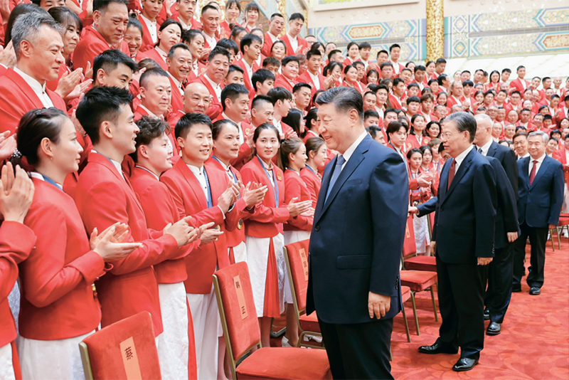2024年8月20日，黨和國家領(lǐng)導人習近平、趙樂際、王滬寧、蔡奇、李希、韓正等在人民大會堂接見第33屆夏季奧林匹克運動會中國體育代表團全體成員。 新華社記者 鞠鵬/攝