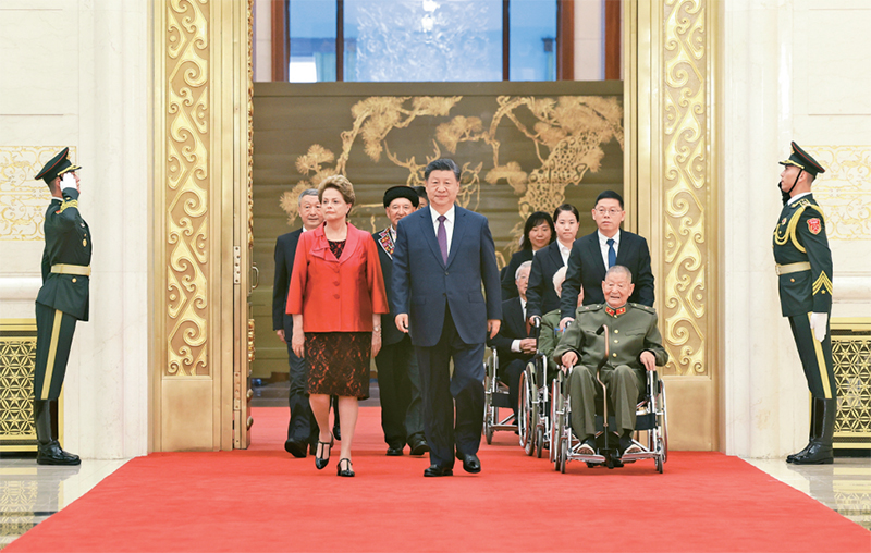 2024年9月29日，中華人民共和國國家勛章和國家榮譽稱號頒授儀式在北京人民大會堂金色大廳隆重舉行。中共中央總書記、國家主席、中央軍委主席習近平同國家勛章和國家榮譽稱號獲得者一同步入會場。 新華社記者 王曄/攝　　