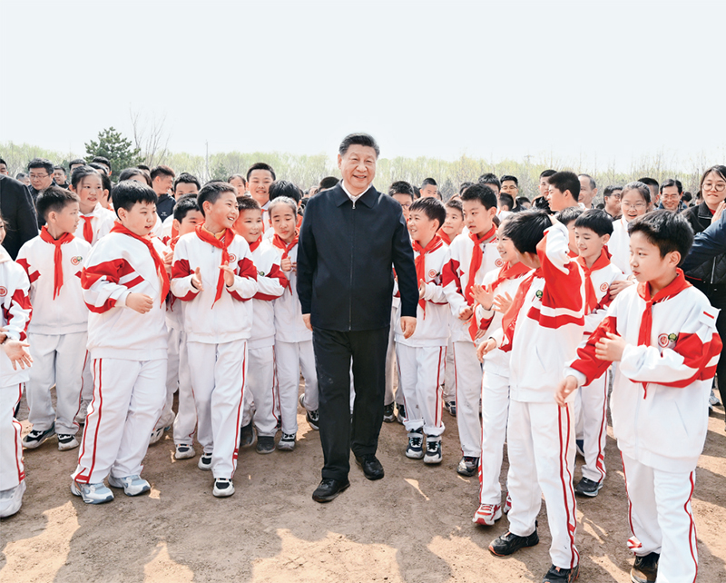 2024年4月3日，黨和國家領(lǐng)導人習近平、李強、趙樂際、王滬寧、蔡奇、丁薛祥、李希、韓正等來到北京市通州區(qū)潞城鎮(zhèn)參加首都義務(wù)植樹活動。這是習近平同少先隊員在一起。 新華社記者 李學仁/攝