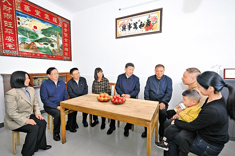 2024年11月4日至6日，中共中央總書記、國(guó)家主席、中央軍委主席習(xí)近平在湖北考察。這是5日上午，習(xí)近平在咸寧市嘉魚縣潘家灣鎮(zhèn)四邑村村民熊成龍家，同一家人圍坐在一起拉家常。 新華社記者 燕雁/攝