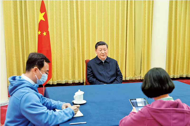 2020年11月2日，中共中央總書記、國(guó)家主席、中央軍委主席習(xí)近平在北京中南海參加第七次全國(guó)人口普查登記。這是習(xí)近平在回答普查員的詢問(wèn)。 新華社記者 鞠鵬/攝